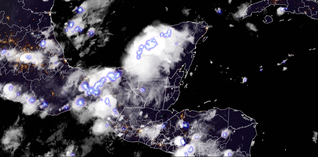 Se pronostica un alto potencial de lluvias y tormentas en Campeche debido a la vaguada maya.