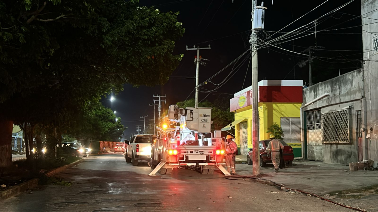 Vecinos bloquean avenida Rancho Viejo en Cancún por falta de energía eléctrica