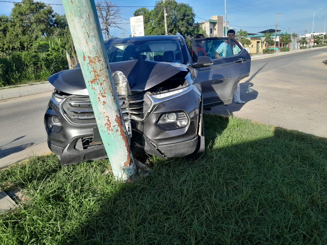 A pesar del fuerte impacto, la conductora resultó ilesa y fue auxiliada por sus familiares.