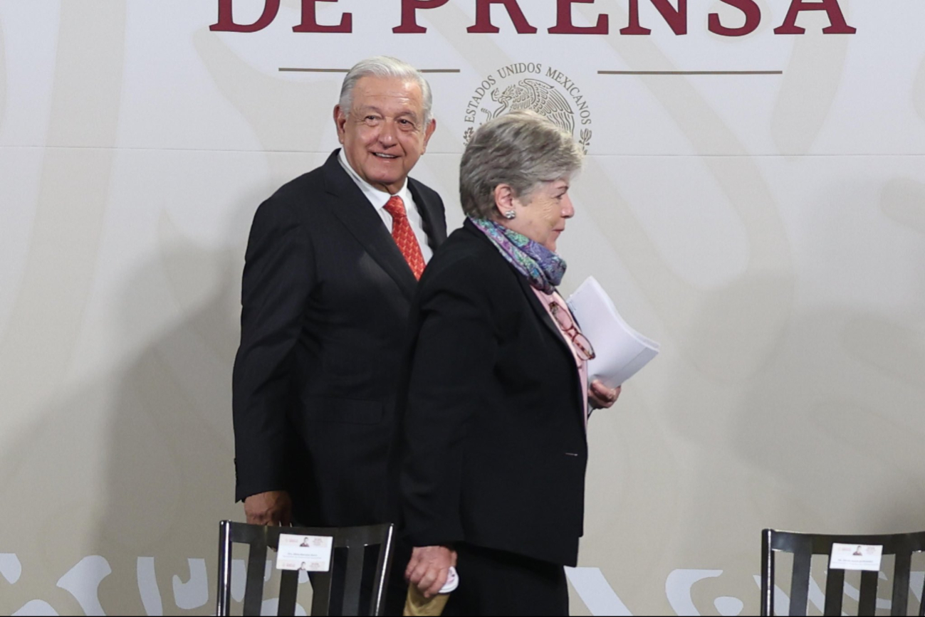 Andrés Manuel López Obrador y la canciller Alicia Bárcena