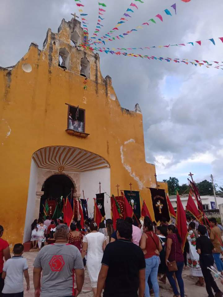 En Bolonchén de Rejón, hubo mañanitas y una procesión encabezada por el párroco Enrique Jiménez, seguida de pirotecnia y globos de cantoya.