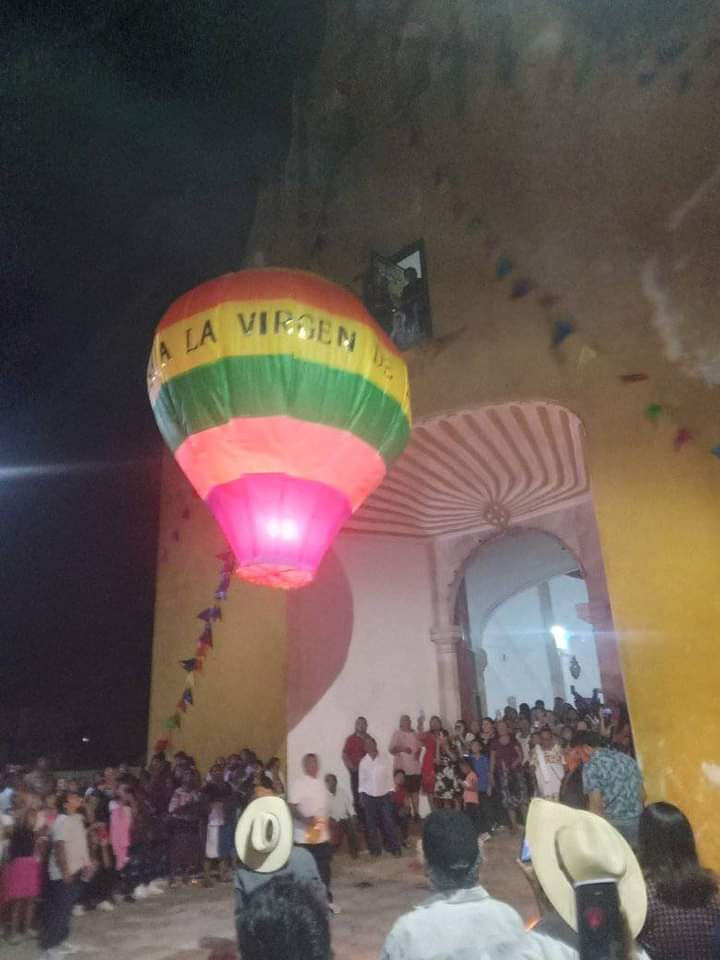 En San Juan Bautista Sahcabchén, los feligreses participaron con velas y veladoras encendidas, además de pirotecnia y globos de cantoya.