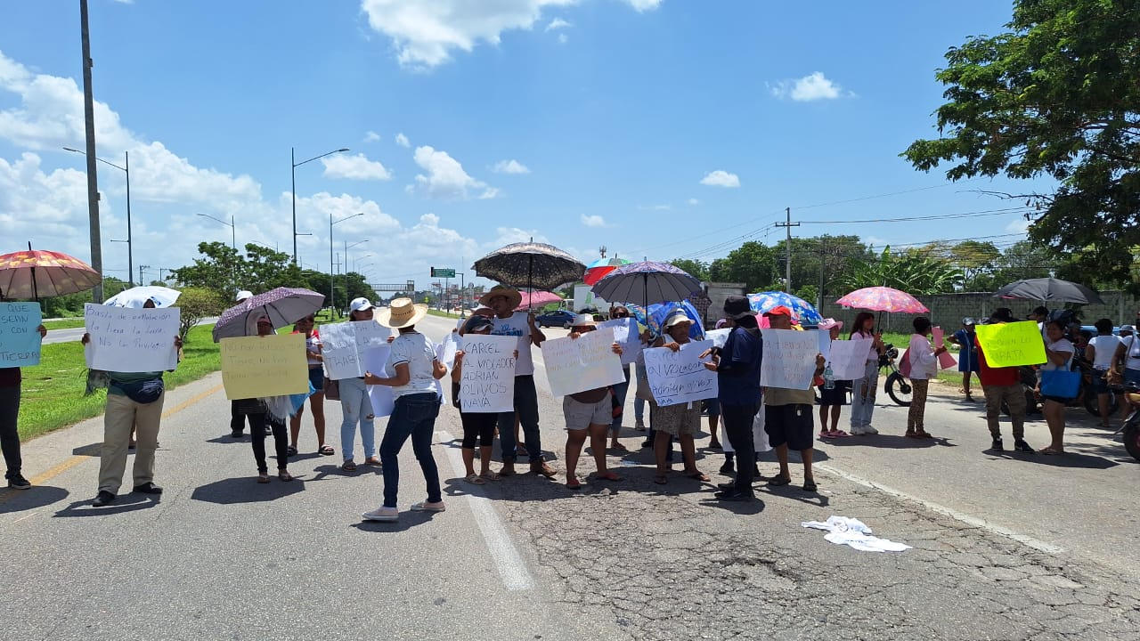 Familias bloquean carreteras