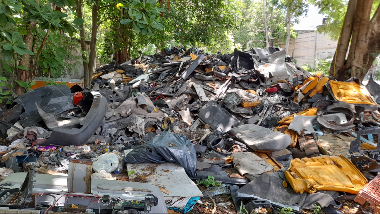 Los lotes baldíos son utilizados por los vecinos de Cancún para dejar sus desechos