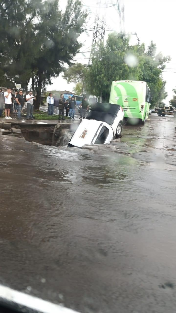 Otra perspectiva de la camioneta dentro del socavón