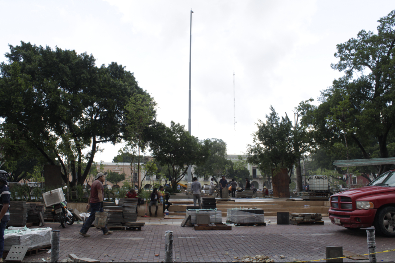 Se analiza la colocación de bancas de concreto en la Plaza Grande