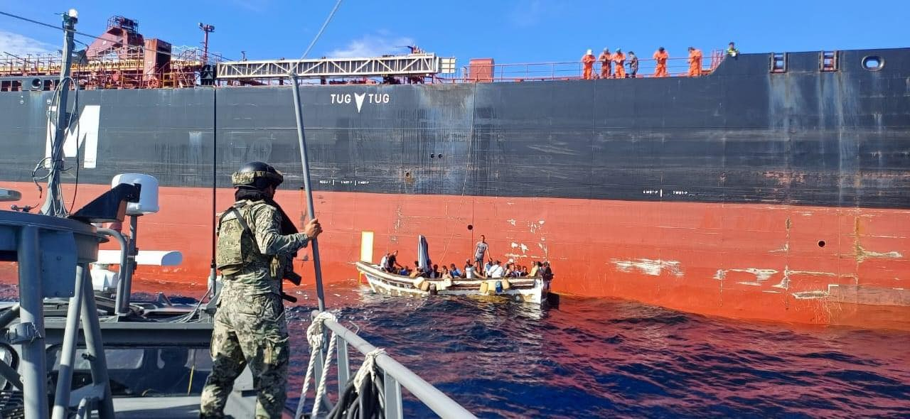 Rescatan a 31 extranjeros varados a bordo  de un navío en Isla Mujeres