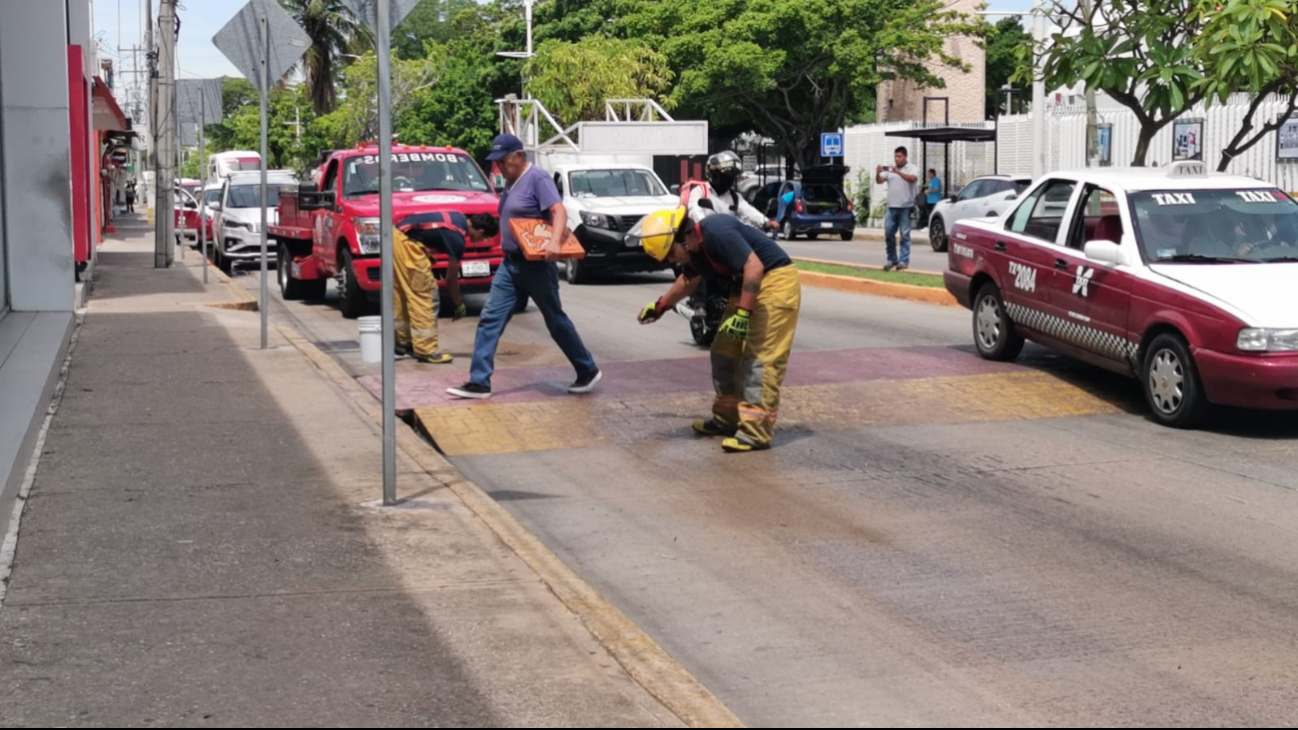 Padre e hijo terminan con lesiones al derrapar su motocicleta en Ciudad del Carmen 