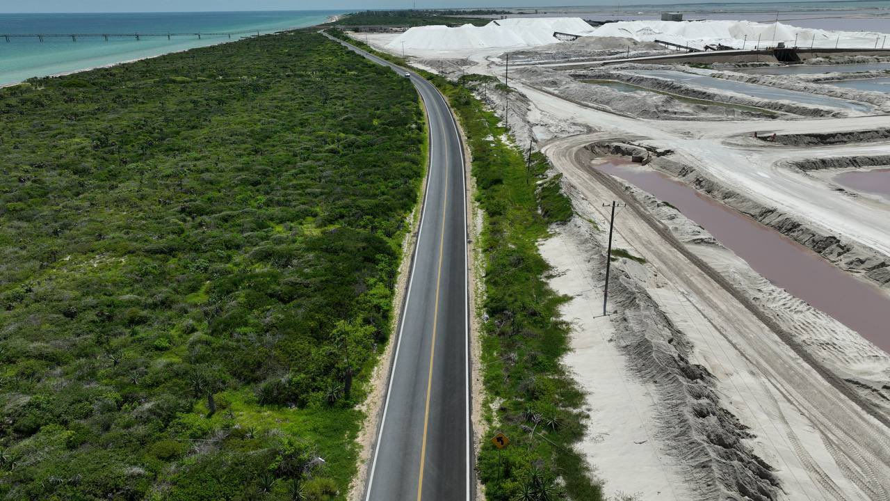 Vista panorámica de la carretera Tizimín-Río Lagartos-Las Coloradas