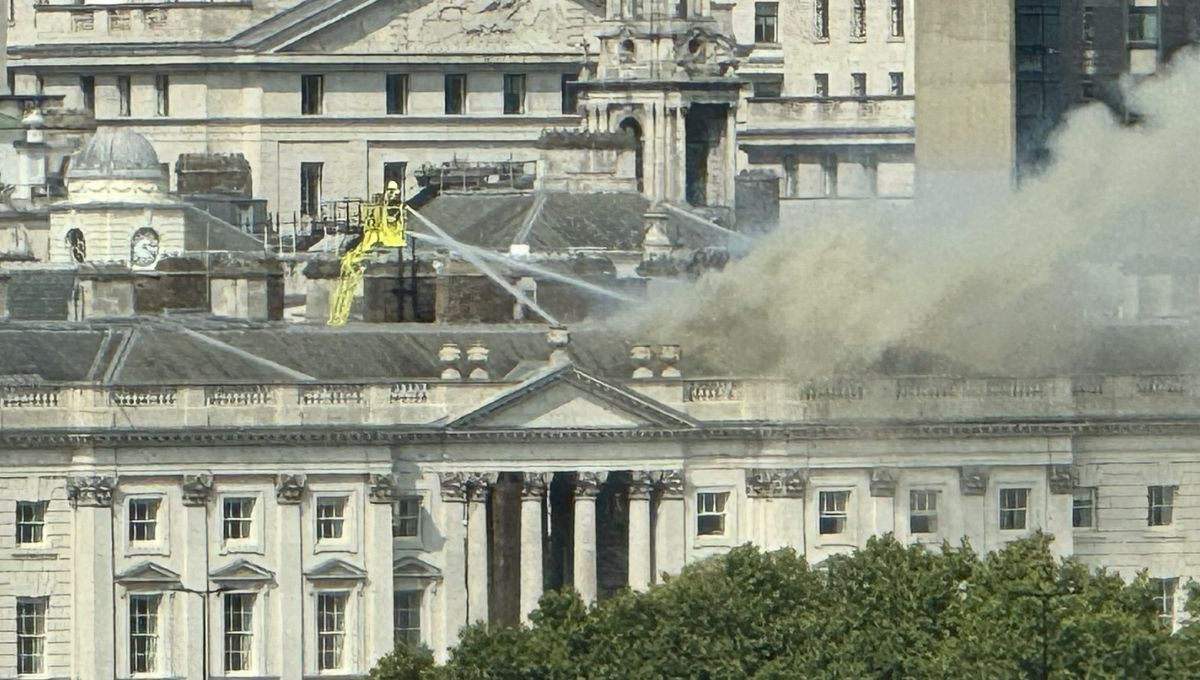 En Londres, bomberos llegaron a combatir las llamas en el emblemático edificio Somerset House, situado a orillas del Támesis