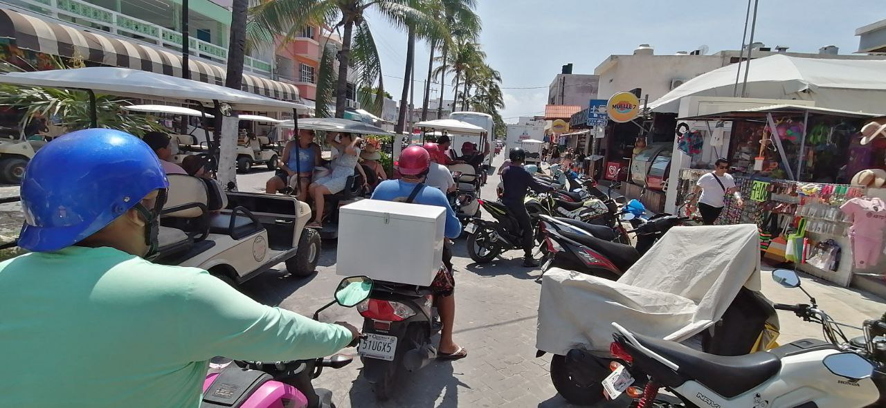 Isla Mujeres enfrenta problemas de movilidad, por exceso de vehículos