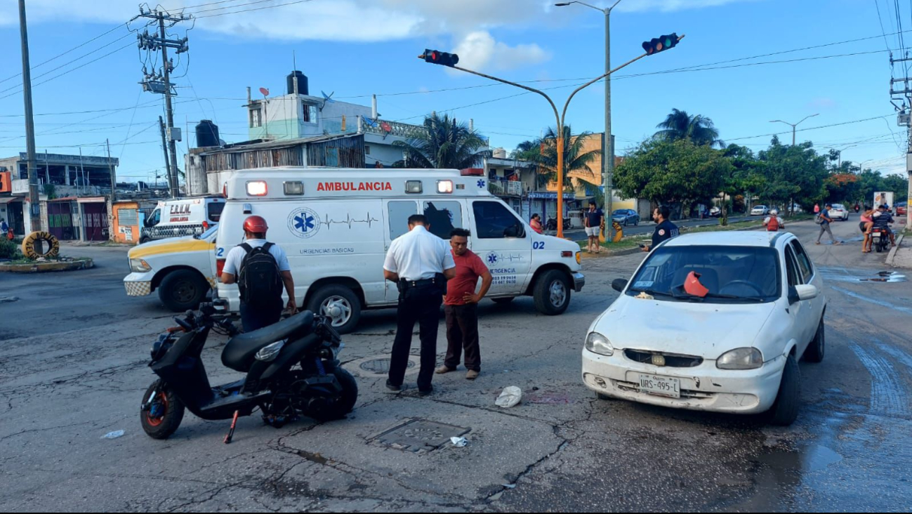 Motociclista es trasladado a emergencias por posible fractura de cráneo en Cancún / Especial