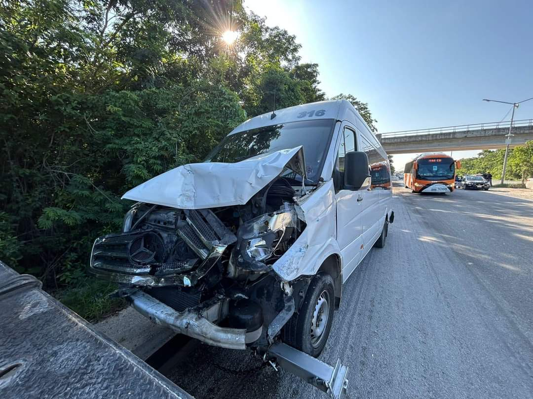 Empleado del Tren Maya choca contra una Van de transporte en Playa del Carmen