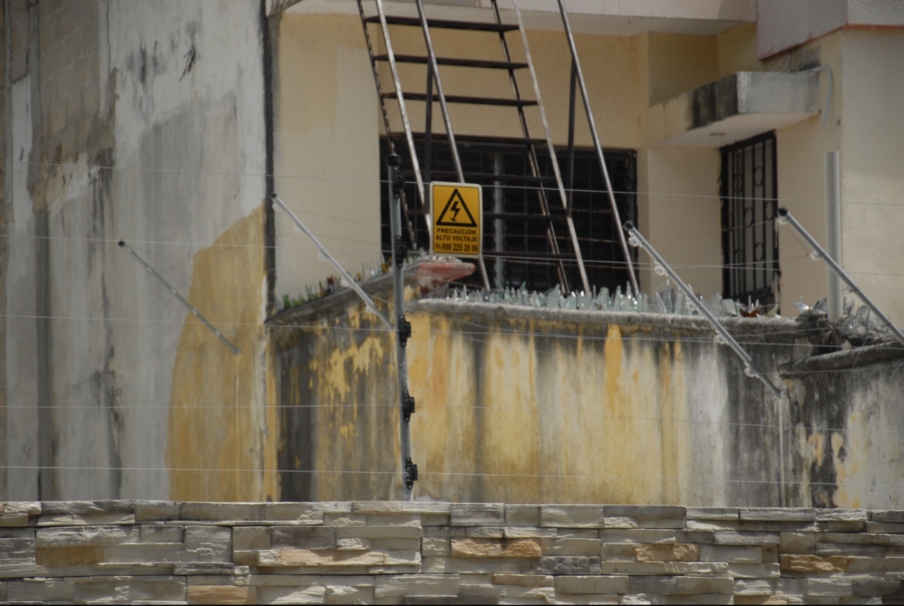 Vecinos de Cancún protegen sus domicilios a como de lugar