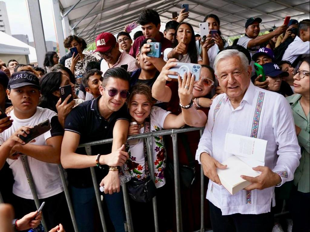 Andrés Manuel López Obrador junto a sus simpatizantes