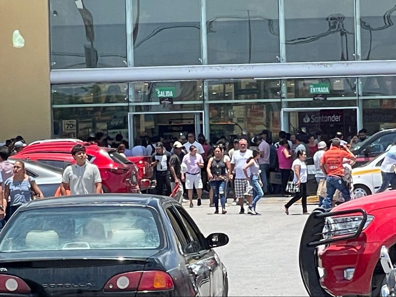 "Amenaza de bomba" desalojan la plaza Las Américas en Chetumal 