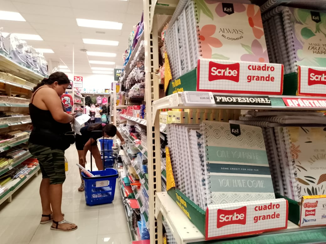 Tiendas de ropa y papelerías, abarrotadas