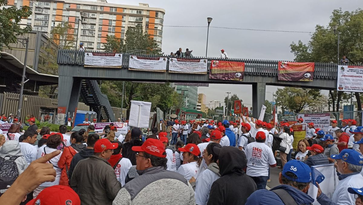 Manifestantes de Ciudad del Carmen protestan frente a oficinas de PEMEX en CDMX