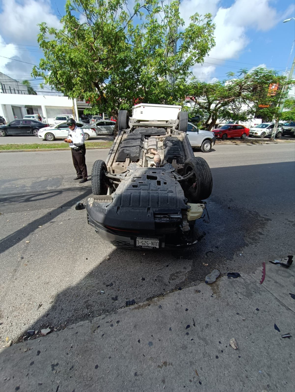 El conductor resultó ileso pese a la aparatosa volcadura