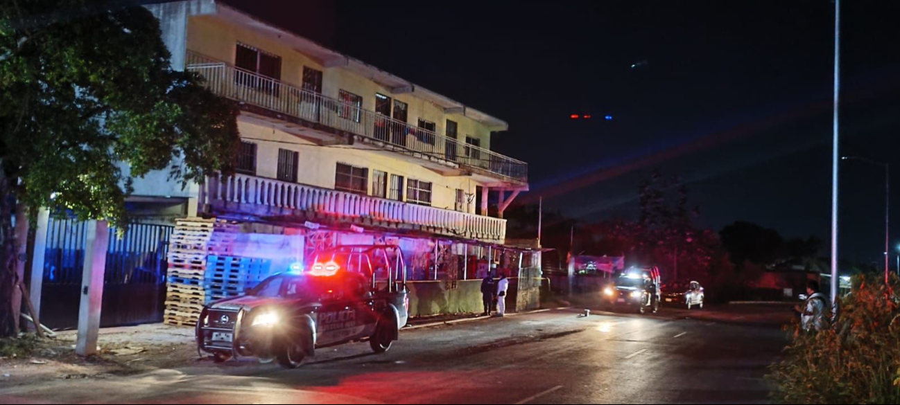 Bala perdida impacta a un hombre afuera de un bar de Cancún