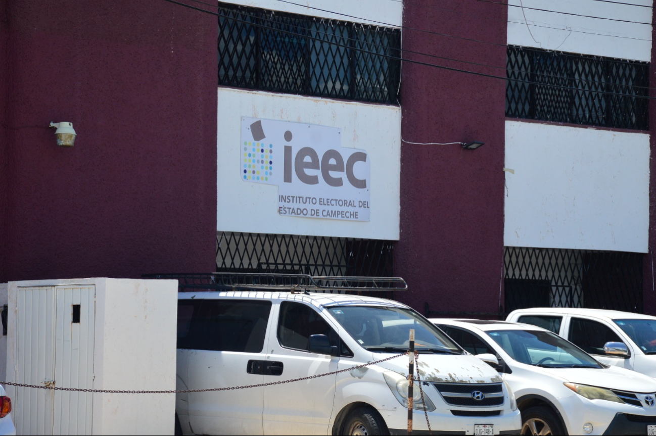 La falta de profesionalismo y demora en la emisión de medidas cautelares por parte del IEEC fue señalada como un agravio fundado.