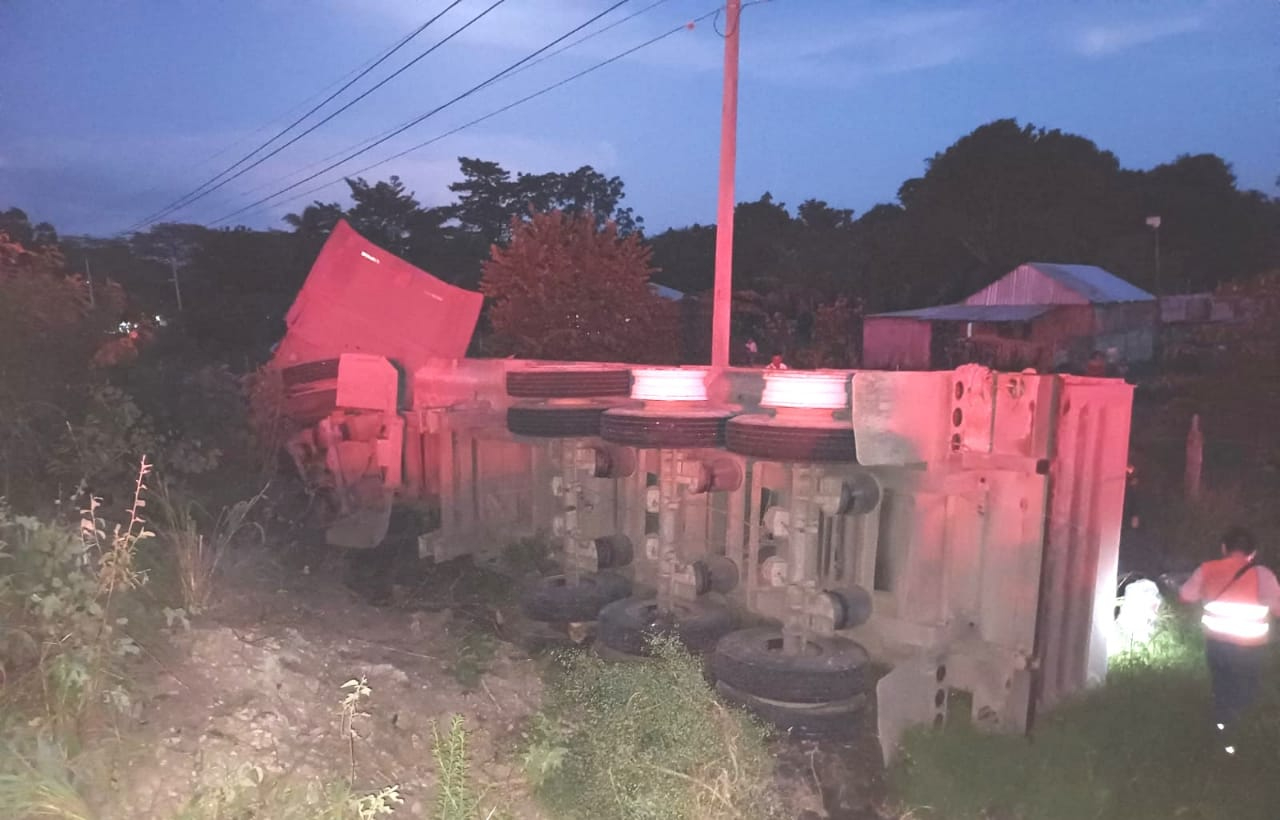 Las malas condiciones de la carretera Escárcega – Villahermosa y el exceso de velocidad causaron la volcadura de un tractocamión góndola.