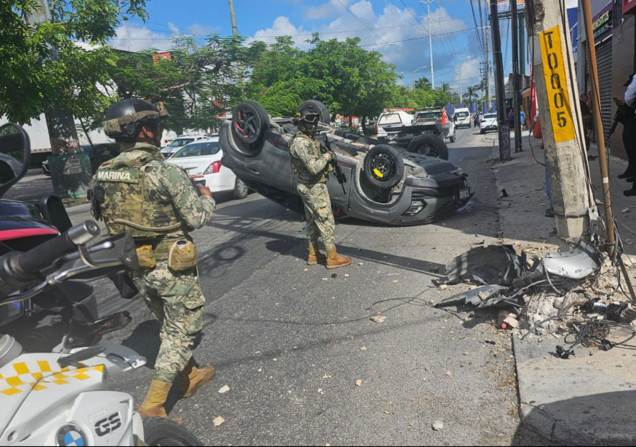 Conductor vuelca su auto en la avenida Kabah de Cancún