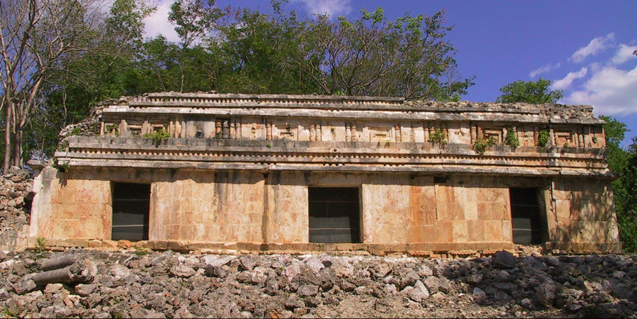 Si bien Chunhuhub no ha sido totalmente explorada, dos grandes conjuntos de edificios pueden ser visitados