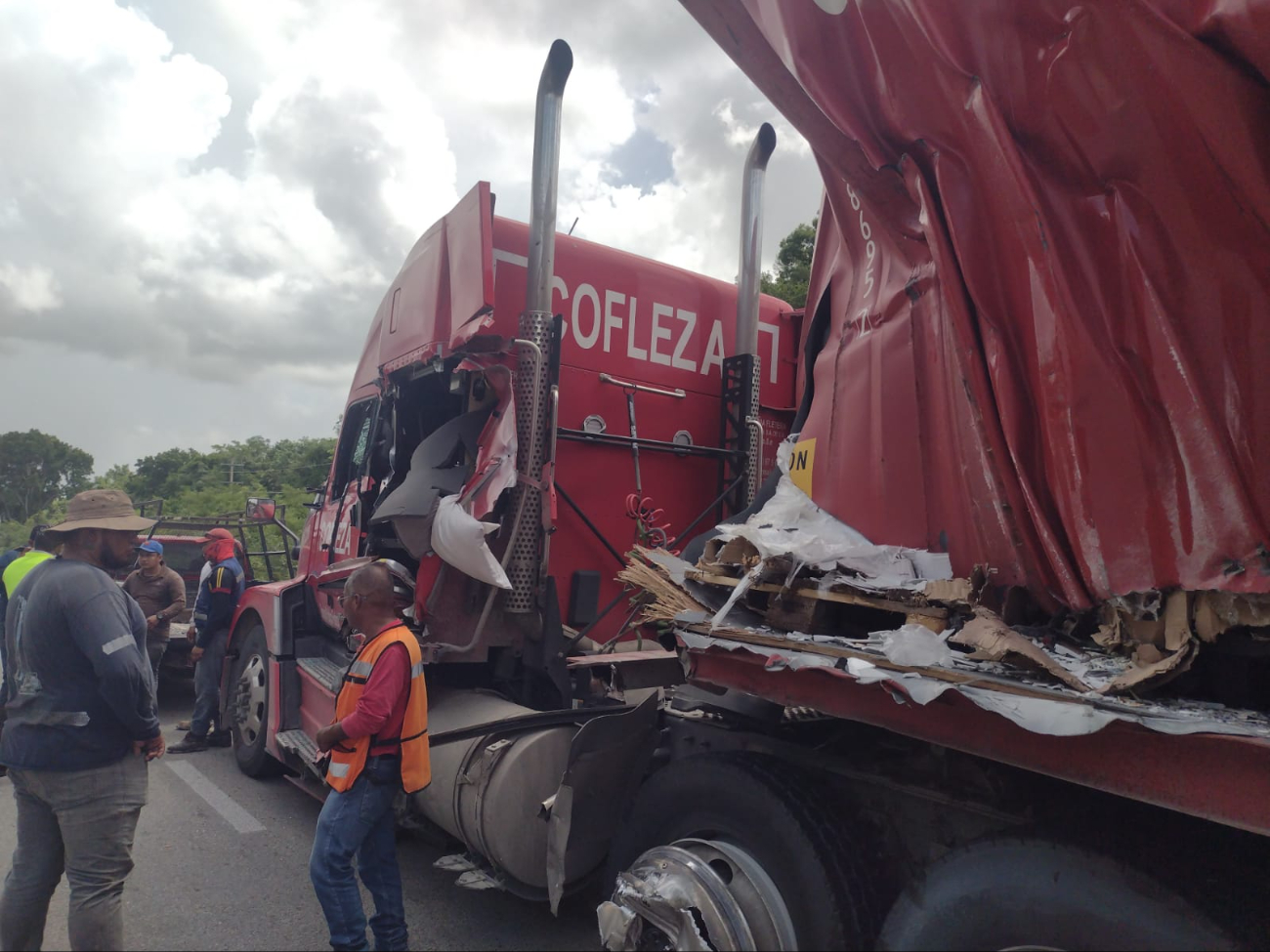 Camionero choca contra un tráiler en la vía Reforma Agraria-Puerto Juárez