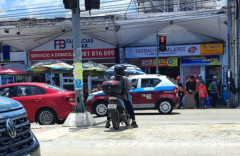  En Campeche, denuncian a mujer motociclista por usar paso peatonal como carretera