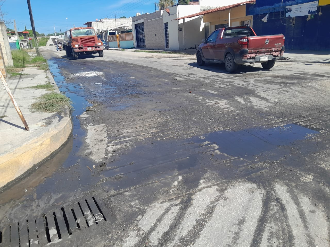 Javier Enrique Valdivieso Suárez y Vilma Días González, vecinos de la colonia Salsipuedes, alertaron sobre el peligro del aceite derramado en la calle 38.