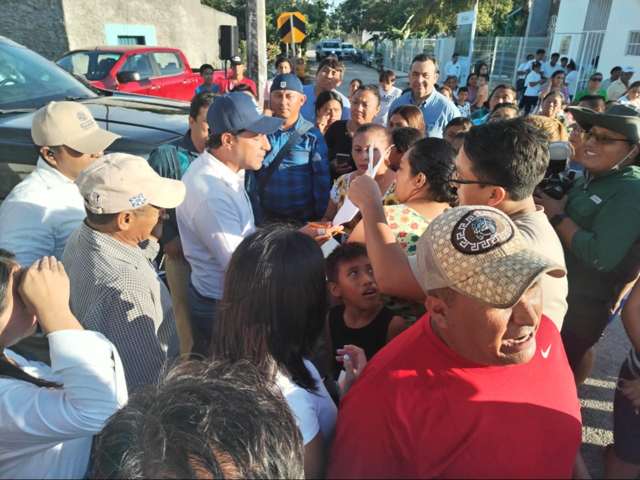 Mauricio Vila dialoga con habitantes de X´bec