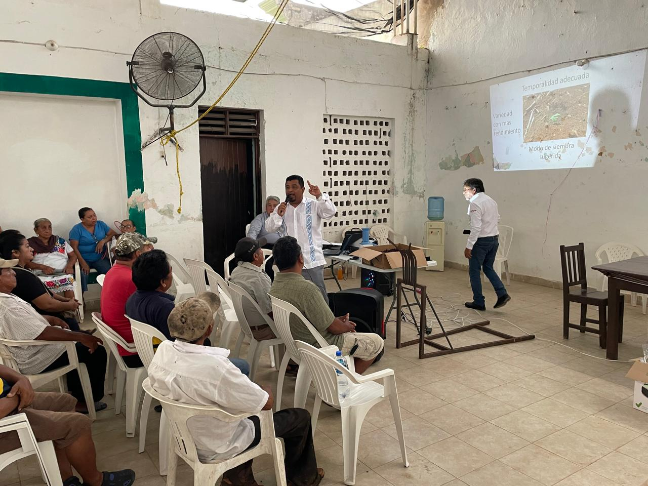 Ochenta ejidatarios asistieron a la presentación de proyectos en el edificio ejidal, con la presidenta del comisariado Sofía Hernández Collí.