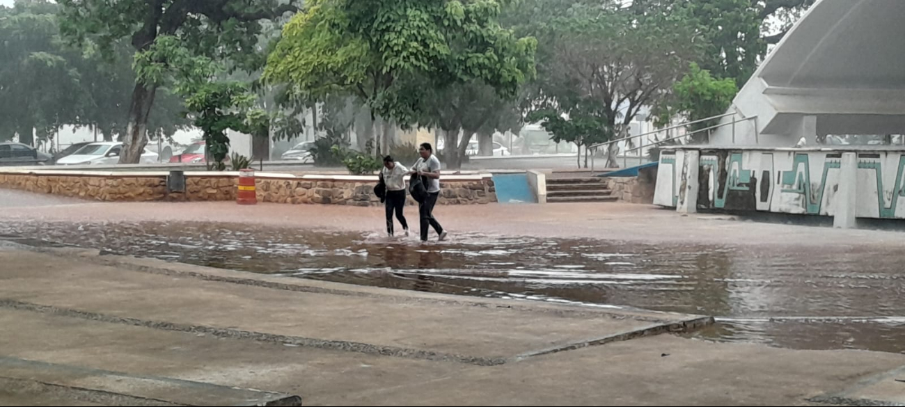 Ciudadanos quedaron varados en comercios o buscaron refugio bajo toldos y marquesinas.