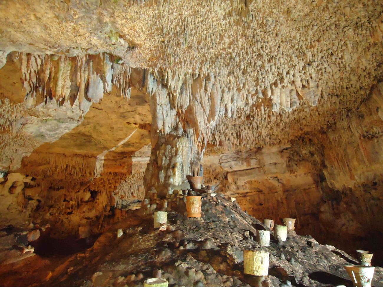 Del techo de Balancanché se sostienen cientos de estalactitas que destilan gotas de agua