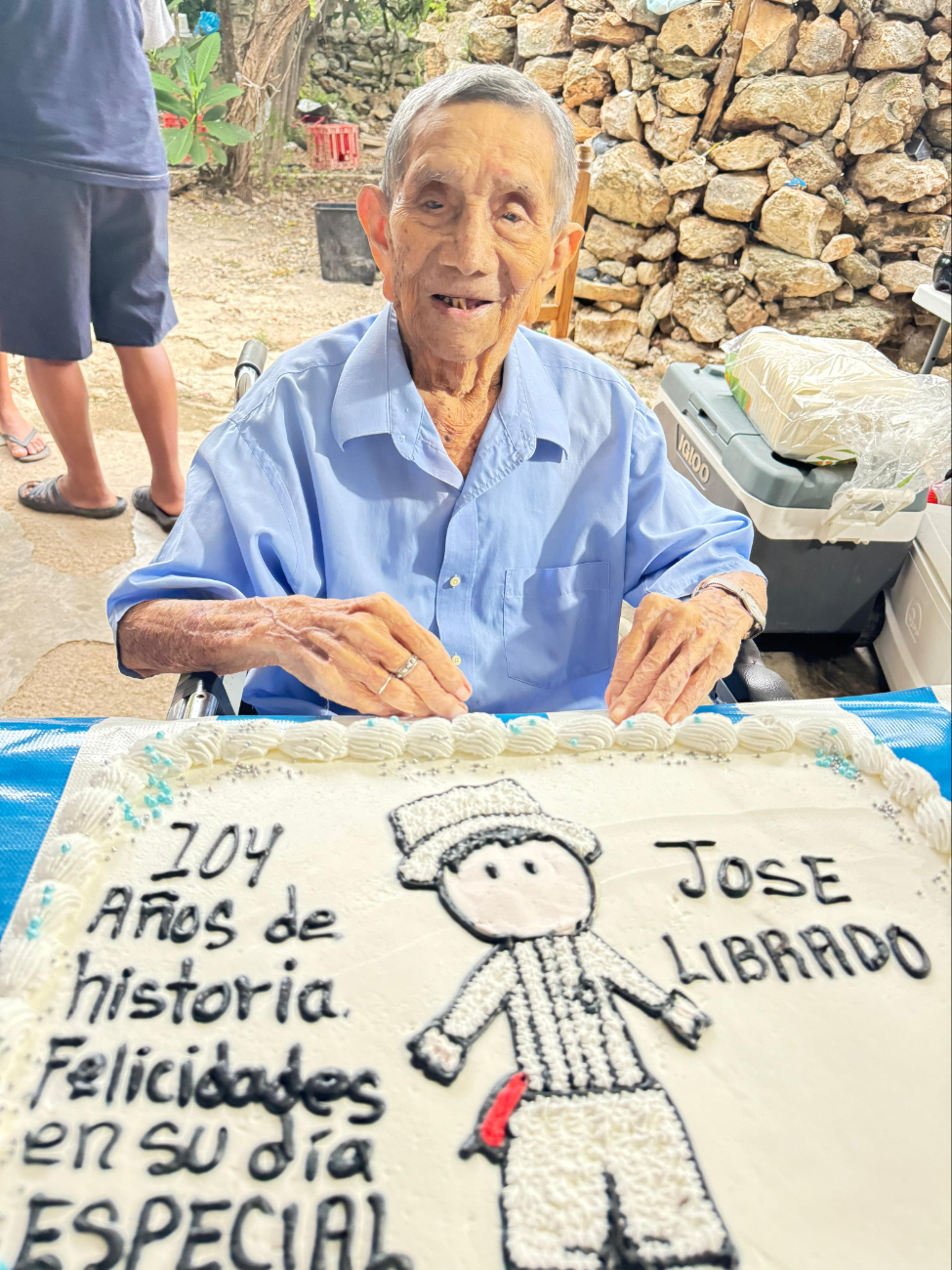 El abuelito de Cansahcab tiene 20 nietos, 24 bisnietos y dos tataranietos