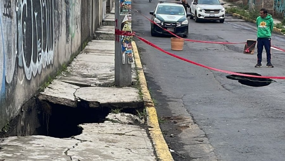 Surge un socavón de casi 10 metros en Xochimilco; hay una familia desalojada