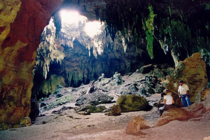 Hay un lago semiseco donde yacen esparcidas ofrendas mayas, conchas y jade