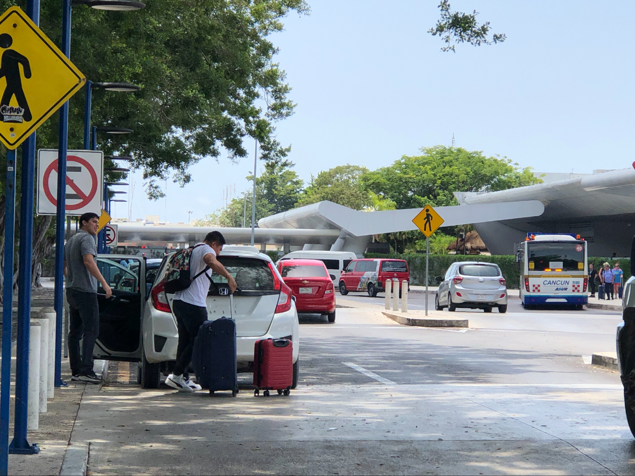 Aeropuerto de Cancún: Esto le hubiera cobrado un taxi a una familia venezolana que salió caminando