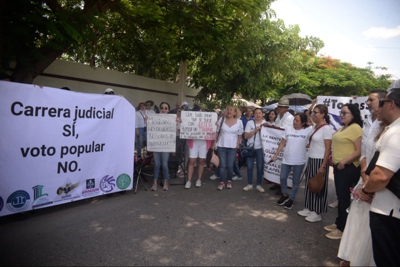 Empleados del Poder Judicial en Mérida bloquean la avenida Itzáes