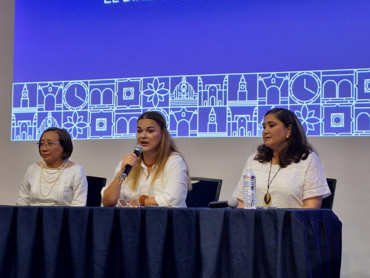 Cecilia Patrón presenta a titulares de la tesorería y contraloría del Ayuntamiento de Mérida 