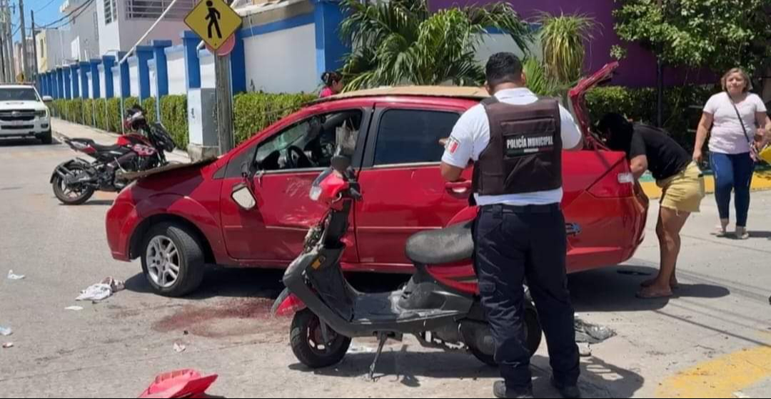 Pareja en moto termina con lesiones tras ser impactados por un coche en Ciudad del Carmen 