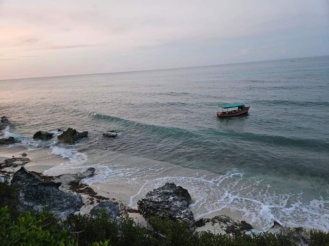 Un grupo de balseros recaló entre los acantilados de la unidad habitacional del FOVISSSTE en Isla Mujeres.