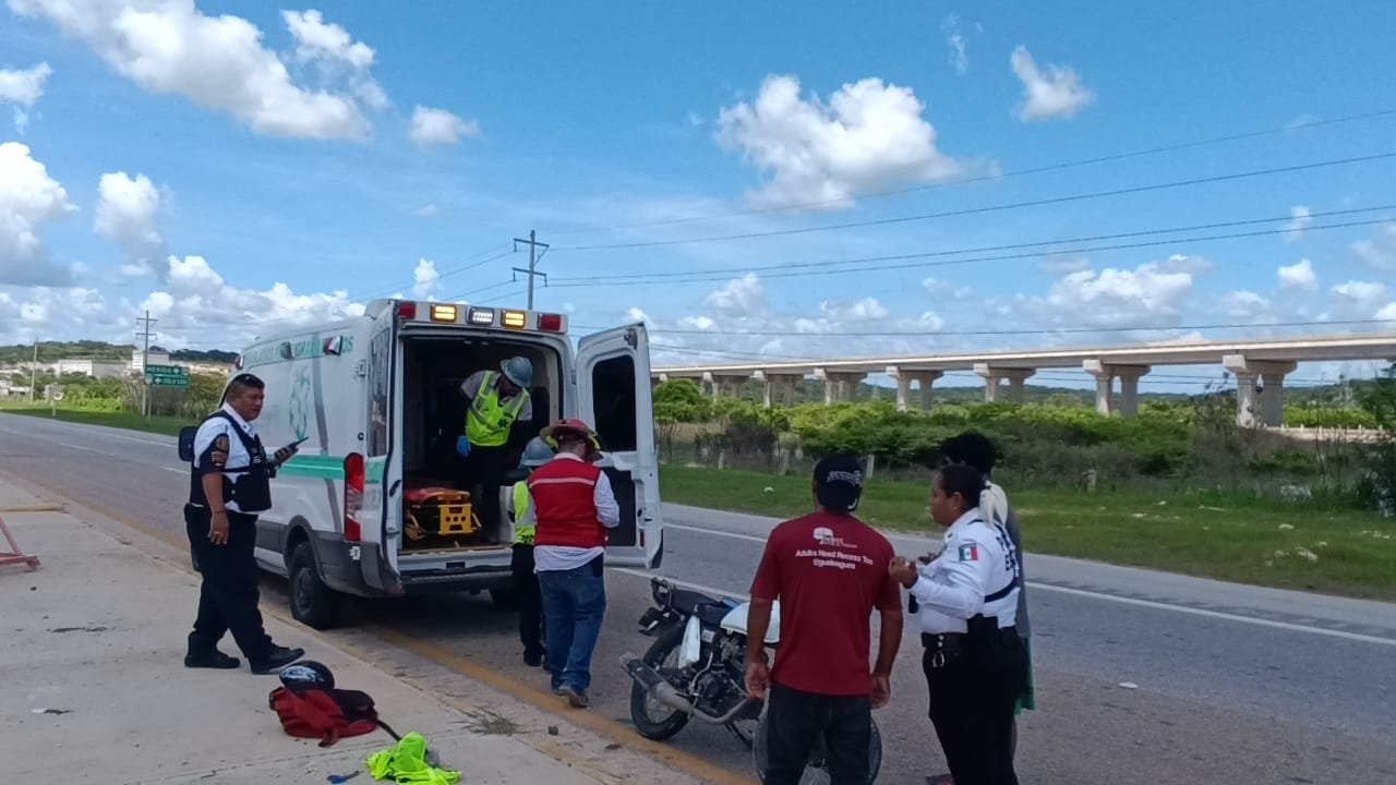 Un motociclista resultó herido tras ser embestido por un auto en el periférico Pablo García y Montilla.