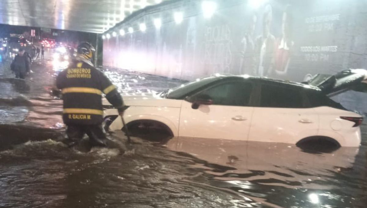 Una camioneta permanecía en uno de los puntos críticos de inundación, en CDMX