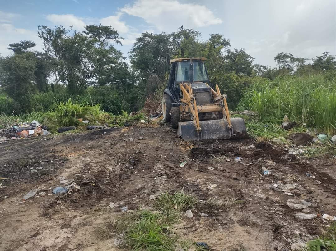 A pesar de los recordatorios, los usuarios dejan basura en el camino al depósito, contaminando el área.