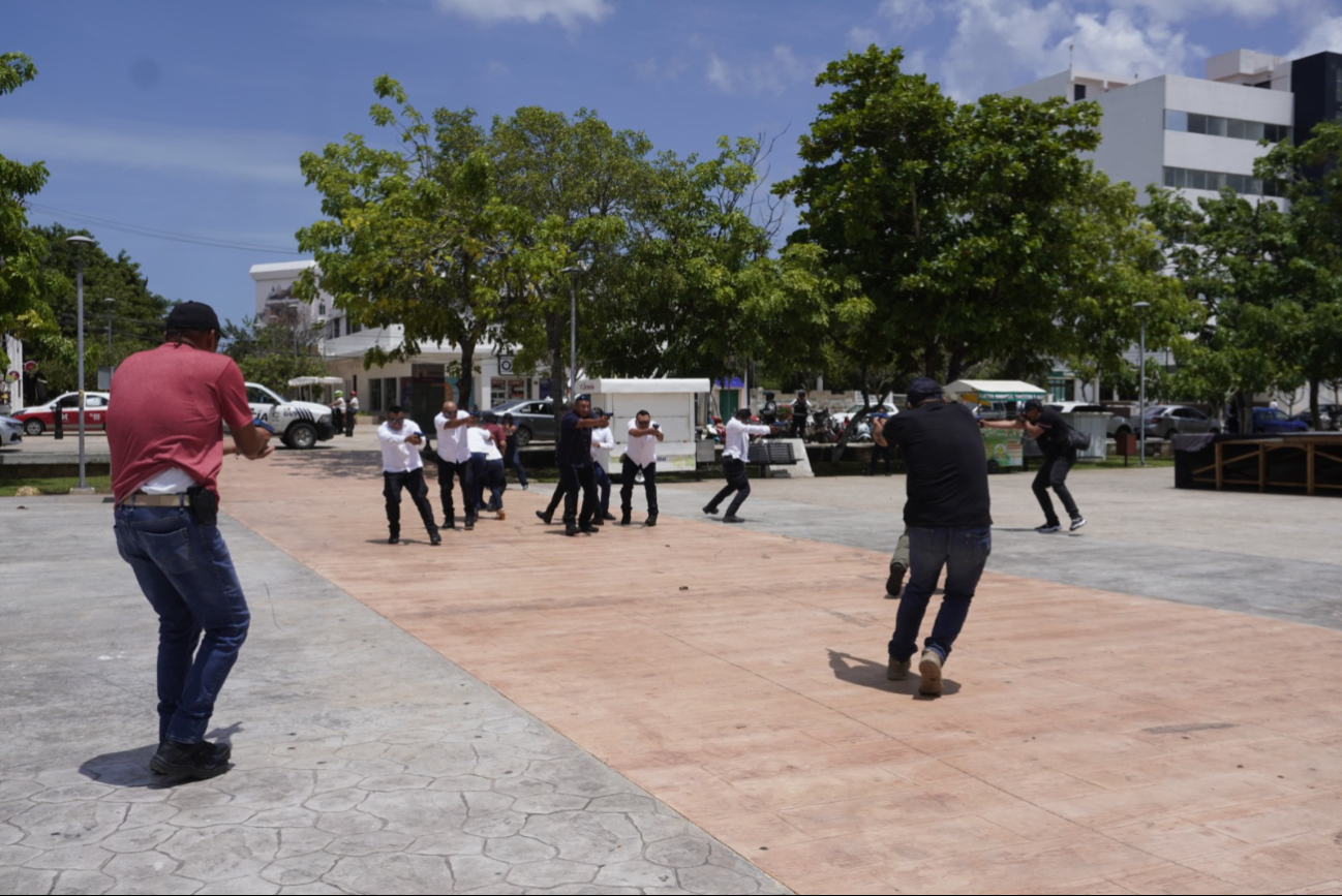 Agentes estatales realizaron un simulacro de ataque armado en la Plaza de la República.