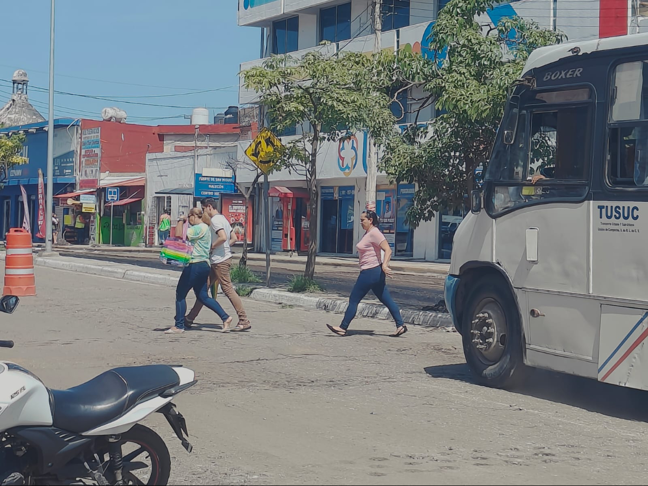 Coches no respetan pasos peatonales, aseguran