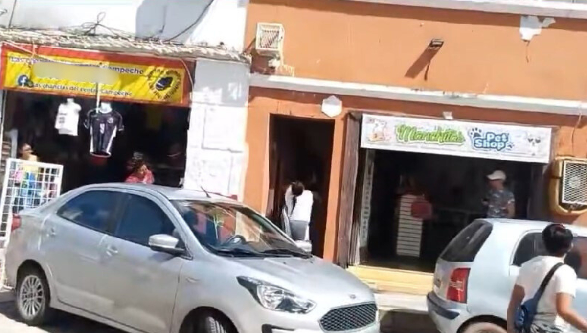 Dos mujeres se pelearon en el Centro Histórico de Campeche tras un incidente con una estantería de calzado.