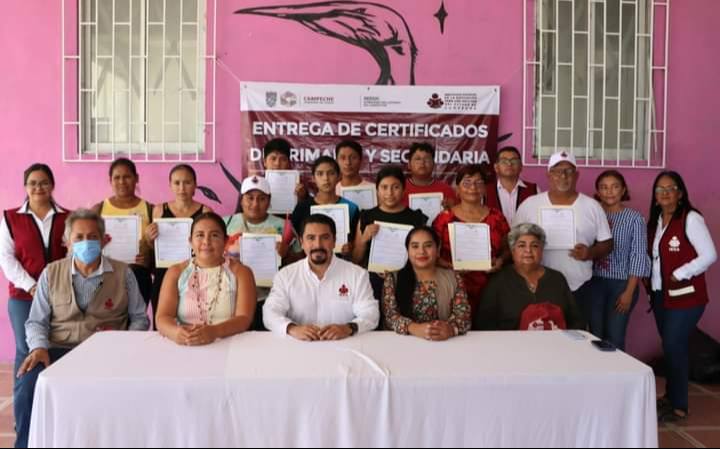 IEEA entrega certificados de primaria y secundaria a adultos en Sabancuy